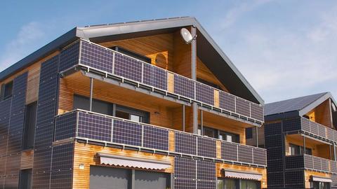 Ein Haus voller Solaranlagen.