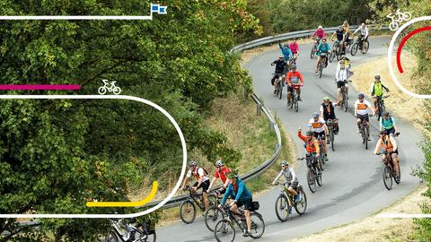 Radlerinnen und Radler auf einer Serpentinenstraße bei der hr-Radtour 2022.