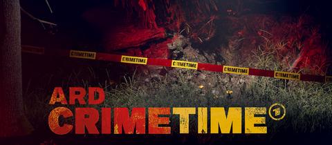 Tatort im Wald mit Flatterband. Text: ARD Crime Time