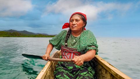 Eine Frau der indigenen Gemeinschaft der Kuna auf einem Kanu.