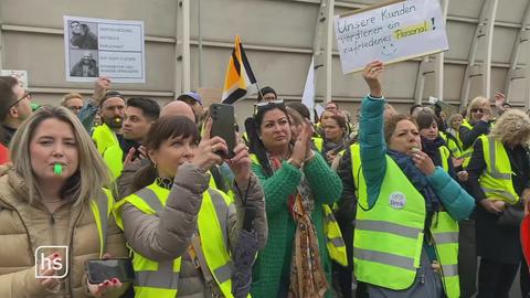 Eine Gruppe streikender Personen