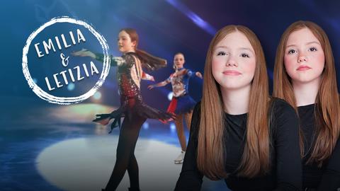 Die eineiigen Zwillinge Letizia und Emilia nebeneinander. Im Hintergrund sind die Mädchen in Kostüm beim Eiskunstlauf.