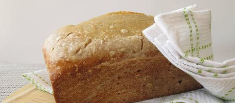 Selbstgebackenes Brot auf einem Schneidebrett.