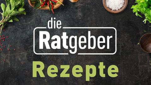 Blick auf Kräuter und Gewürze auf dunklem Untergrund. Logo: die ratgeber. Text: Rezepte.