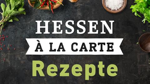 Blick auf Kräuter und Gewürze auf dunklem Untergrund. Logo: hessen à la carte. Text: Rezepte.