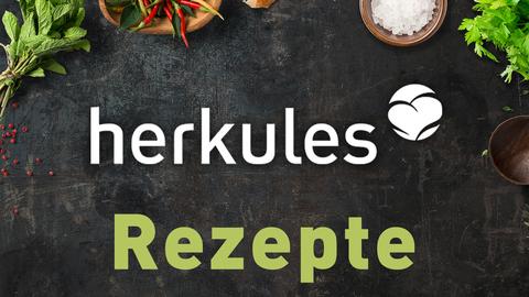 Blick auf Kräuter und Gewürze auf dunklem Untergrund. Logo: herkules. Text: Rezepte.