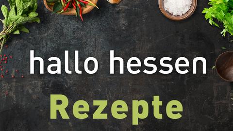 Blick auf Kräuter und Gewürze auf dunklem Untergrund. Logo: hallo hessen. Text: Rezepte.