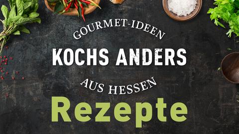 Blick auf Kräuter und Gewürze auf dunklem Untergrund. Logo: kochs anders. Text: Rezepte.