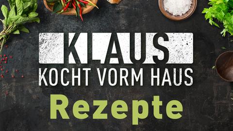 Blick auf Kräuter und Gewürze auf dunklem Untergrund. Logo: Klaus kocht vorm Haus. Text: Rezepte.
