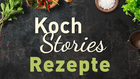 Blick auf Kräuter und Gewürze auf dunklem Untergrund. Logo: Kochstories. Text: Rezepte.