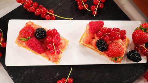 Zitronenfinanciers mit Johannisbeerencreme