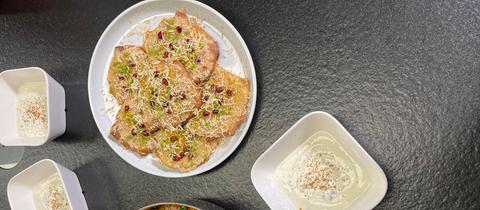 Alis Ayurvedischer Gemüse-Linsen-Curry mit Dattelhafercreme auf Dinkelplätzchen und Granatapfel-Minz-Joghurt