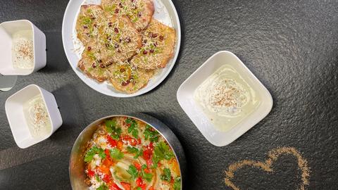 Alis Ayurvedischer Gemüse-Linsen-Curry mit Dattelhafercreme auf Dinkelplätzchen und Granatapfel-Minz-Joghurt