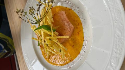 Gebratene Lachsforelle mit Tandoori-Aroma auf Gewüz-Kürbissoße mit Blumenkohl-Spinatsalat