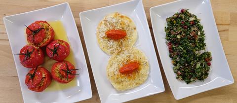 Ofen-Tomaten mit Bulgur-Füllung dazu in Öl gebackenens Fatayer mit Käse und Paprikasalsa