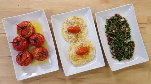Ofen-Tomaten mit Bulgur-Füllung dazu in Öl gebackenens Fatayer mit Käse und Paprikasalsa