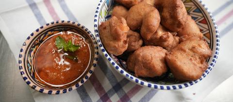 Zoborodo (Hibiskus-Getränk) und Akara (frittierte Bohnenbällchen) serviert mit einem Paprika-Dip