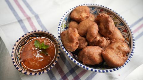 Zoborodo (Hibiskus-Getränk) und Akara (frittierte Bohnenbällchen) serviert mit einem Paprika-Dip