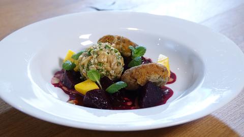 Linsen-Falafel und rote Bete mit Ziegenkäse-Nuss-Pralinen