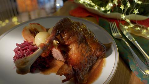 Gans mit Roptkraut, Kartoffelklößen und Bratapfel