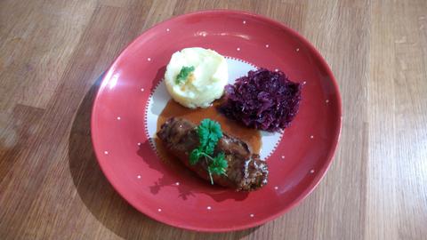 Rinderrouladen nach Art der Pfälzer Mama mit Rotkraut und Kartoffelbrei
