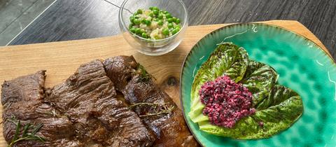 Wagyu-Rind im Heu gesmokt mit Gerstenrisotto, Tomatensalsa und Giersch-Brennnessel-Pesto