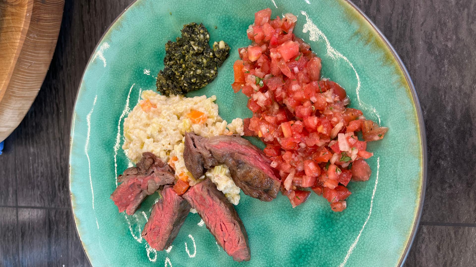 Rezept: Wagyu-Rind im Heu gesmokt mit Gerstenrisotto, Tomatensalsa und ...