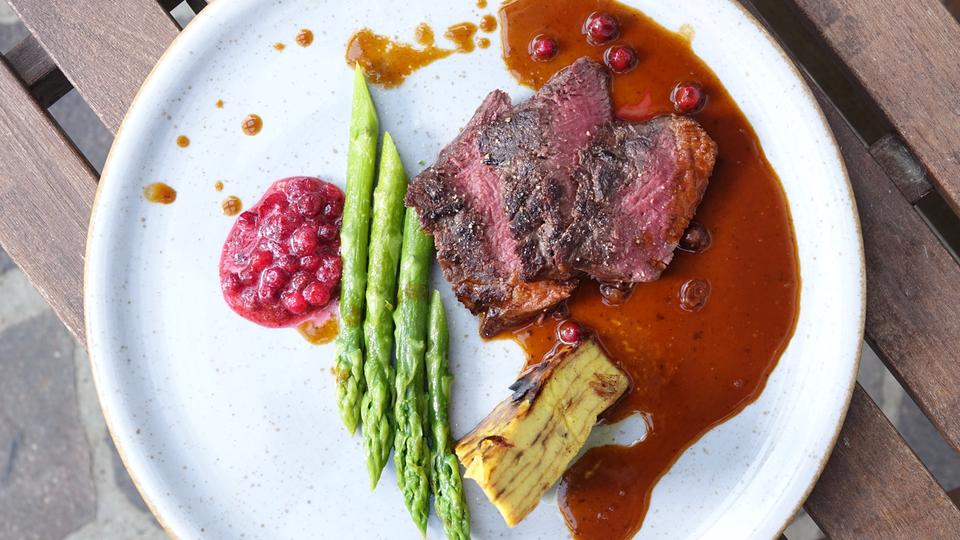 Rezept: Hirschrücken mit Kartoffelbaumkuchen und grünem Spargel an ...