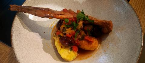 Mediterranes Kaninchen im Rotweinsud mit Polpette di Patate & selbstgebackenem Sauerteigbrot