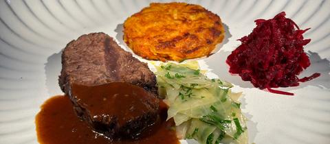 Geschmorte Rinderschulter mit Kartoffel-Kürbis-Rösti, Weißkohl und Rote-Bete-Ingwer-Salat