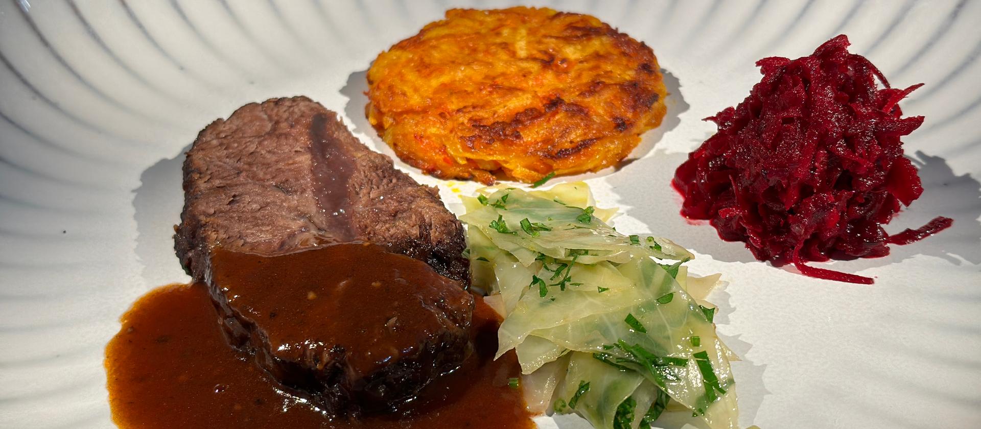 Rezept: Geschmorte Rinderschulter mit Kartoffel-Kürbis-Rösti, Weißkohl ...