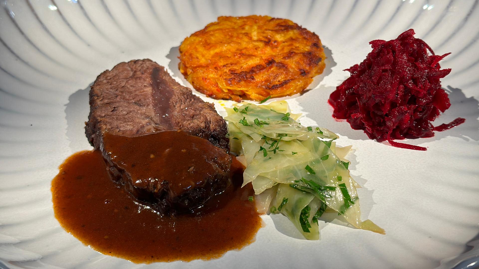 Rezept: Geschmorte Rinderschulter mit Kartoffel-Kürbis-Rösti, Weißkohl ...