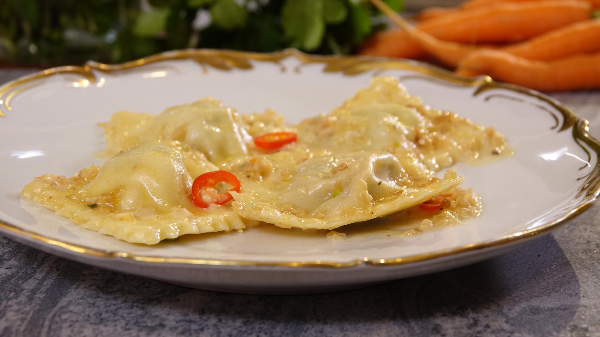 Rezept: Zweierlei Ravioli mit Karotten- und Erbsen-Minzefüllung und ...