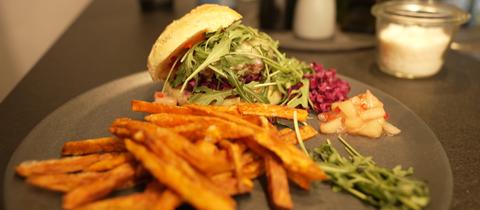 Reh-Burger mit frittierten Süßkartoffeln
