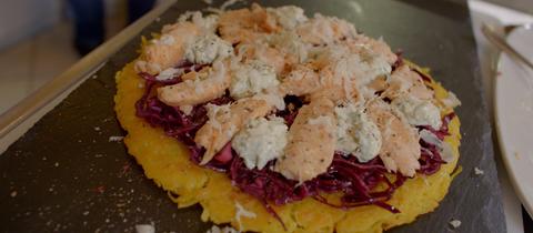 Kartoffelrösti mit mariniertem Rotkraut und Saibling an Merrettichschmand.