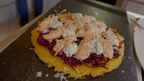 Kartoffelrösti mit mariniertem Rotkraut und Saibling an Merrettichschmand.
