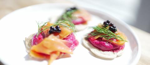 Buchweizen-Blinis mit Rote-Bete-Meerrettich-Creme und Karottenlachs