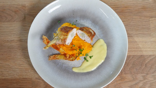 Rezept: Perlhuhnbrust mit Kastanien gefüllt, geröstetes Kürbispüree mit ...