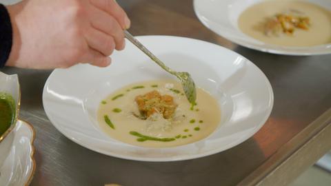 Petersilienwurzelsuppe mit Saiblingeinlage und Petersilienöl.