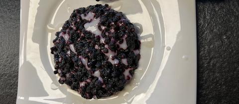 Traditioneller finnischer Blaubeerkuchen mit veganer Vanillesoße