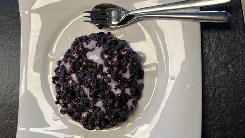 Traditioneller finnischer Blaubeerkuchen mit veganer Vanillesoße