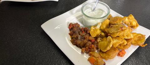 Ayurvedisches Gemüse in Pakora-Teig mit Birnenchutney und Raita