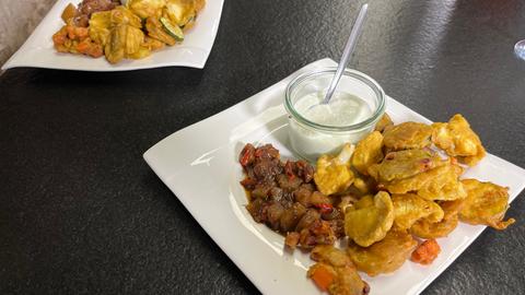 Ayurvedisches Gemüse in Pakora-Teig mit Birnenchutney und Raita