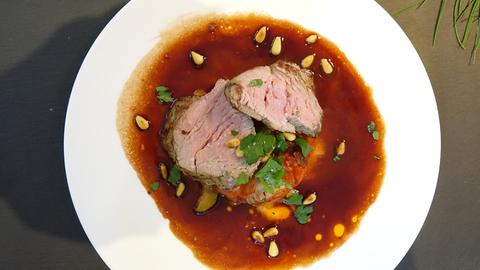 Tumbet mallorquin mit mariniertem Kalbsfilet und Portwein-Sherry-Madeira-Dashi Sauce