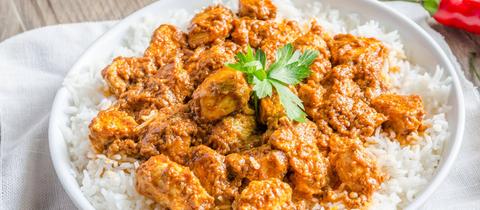 Murgh Makhani: Indisches Hühnchen an würziger Tomatensauce mit zweierlei vom Blumenkohl, Raita und Krustenreis 