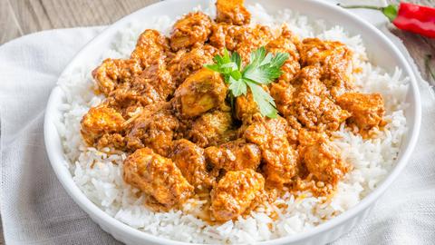 Murgh Makhani: Indisches Hühnchen an würziger Tomatensauce mit zweierlei vom Blumenkohl, Raita und Krustenreis 