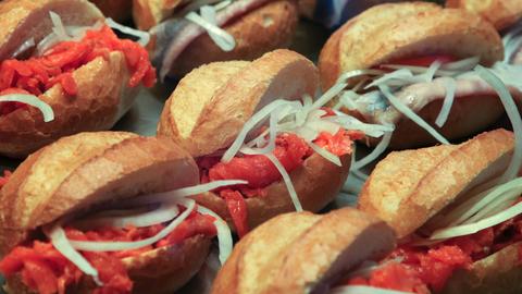 Fischbrötchen liegen in einer Kühlung zum Verkauf bereit 