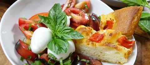 Ricotta-Parmesan-Gnocchi mit Auberginen-Tomatenpesto und Burrata-Mozzarella-Sauce