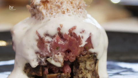 Rinder-Tatar mit Speckschaum, geröstetem Walnussbrot und Papas Schinken-Schaum