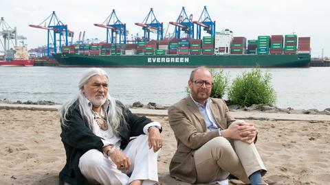 Sorel sen. (Mario Adorf, links) und sein Sohn Dr. Magnus Sorel (Axel Milberg, rechts) haben ein vertrauliches Gespräch am Elbstrand.